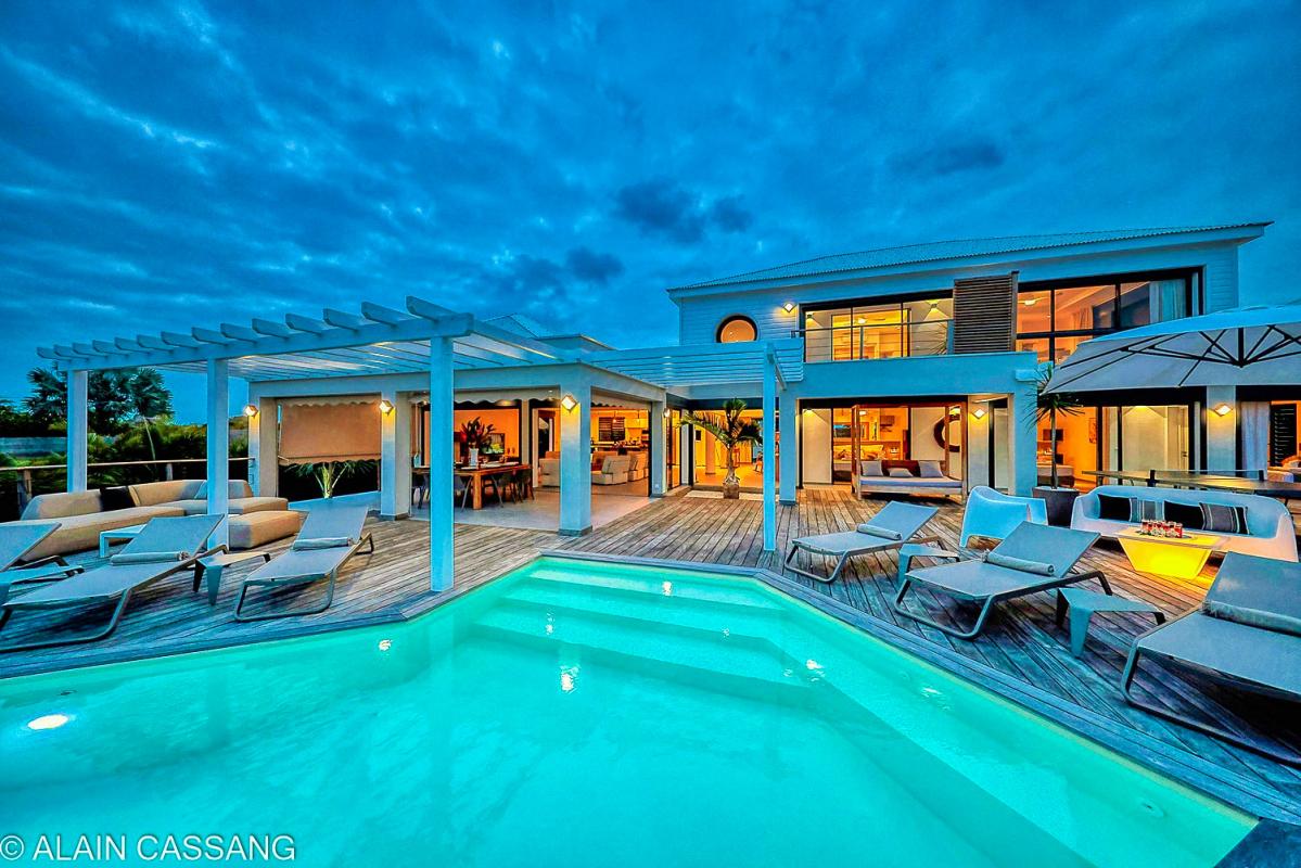 A louer villa 5 chambres pour 10 personnes avec piscine et vue mer à Sainte Anne en Guadeloupe -vue d'ensemble de nuit...